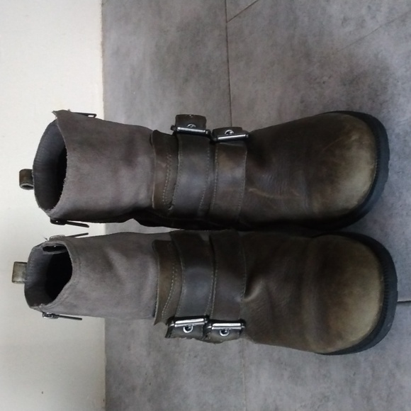 UGG Boots - Picture 2 of 10